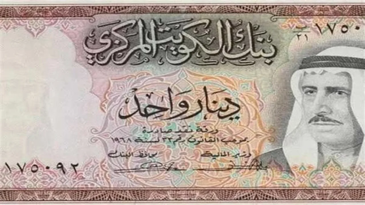تحديثات الصرف.. سعر الدينار الكويتي أمام الجنيه المصري في تداولات الجمعة الأخيرة
